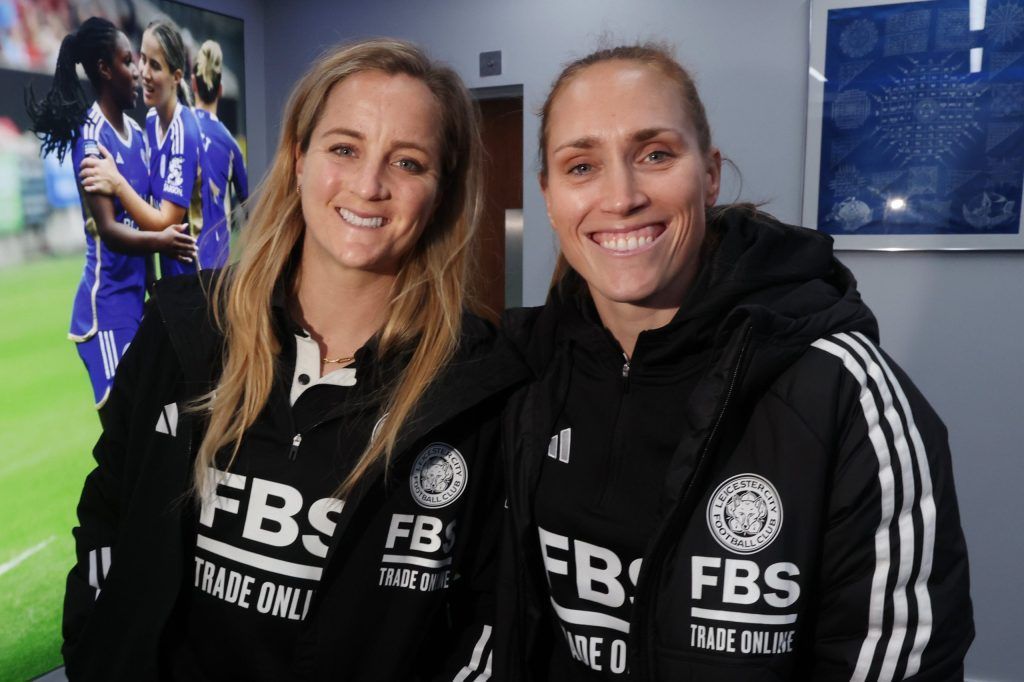 Sophie Howard y Janice Cayman renuevan con el Leicester. Las dos jugadoras posan sonrientes en las instalaciones del club.