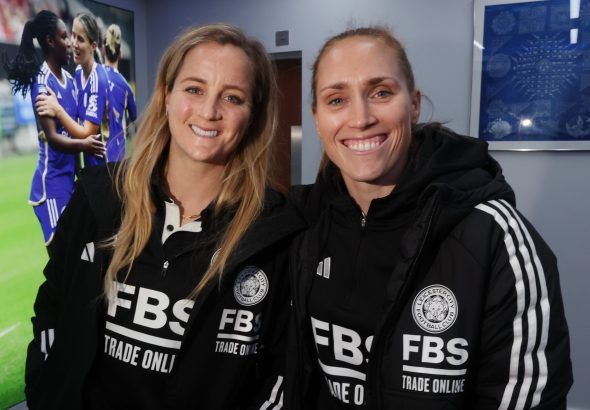 Sophie Howard y Janice Cayman renuevan con el Leicester. Las dos jugadoras posan sonrientes en las instalaciones del club.