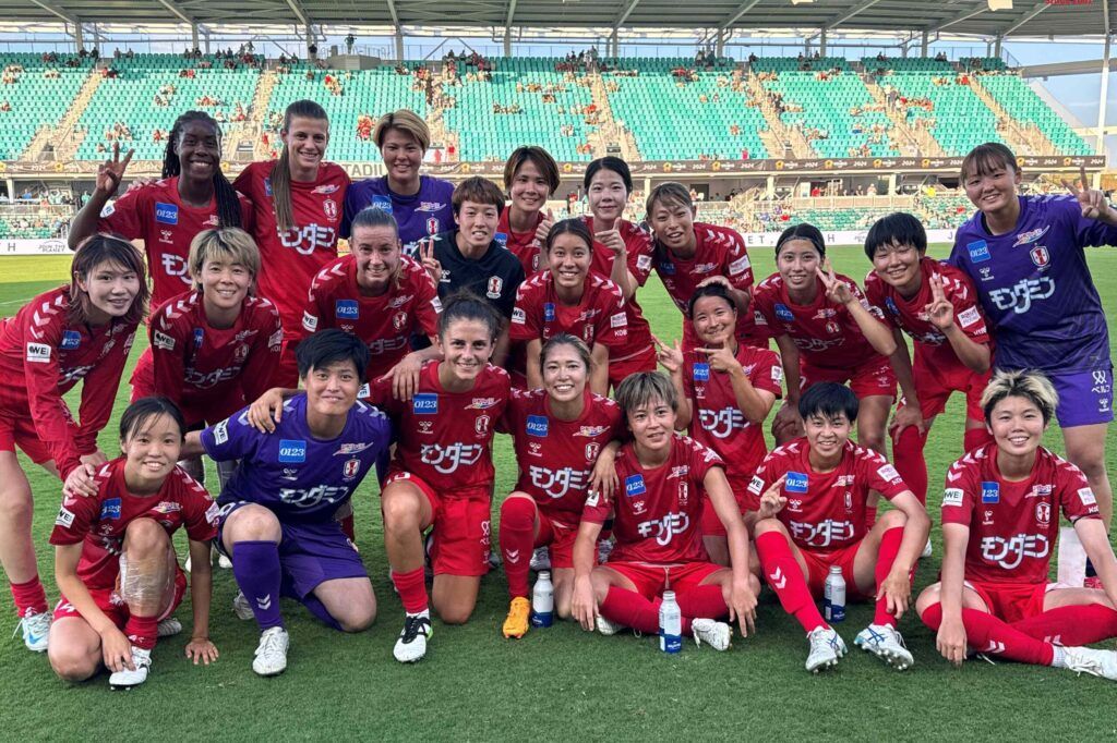 INAC Kobe Leonessa se lleva el bronce de Kansas City. Las jugadoras del equipo nipón posan victoriosas después del partido.