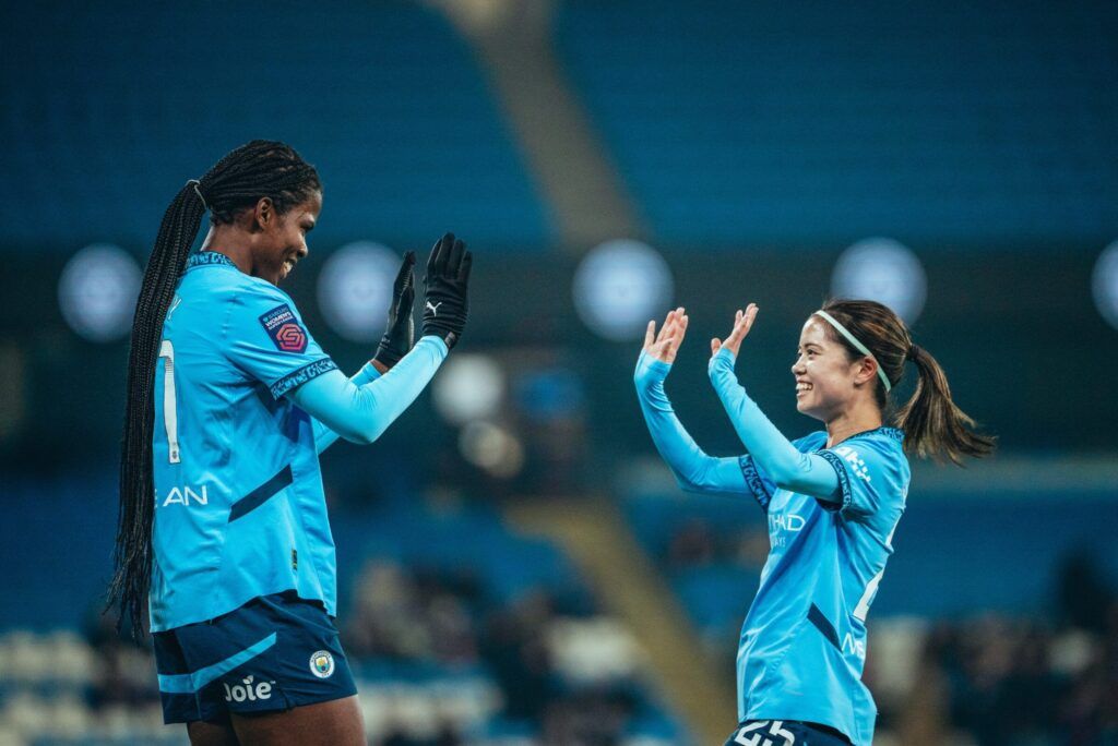 Bunny Shaw sigue estableciendo récords. La jugadora jamaicana choca las manos con su compañera, Yui Hasegawa, tras anotar uno de los goles.