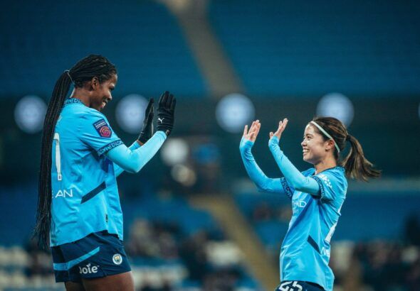 Bunny Shaw sigue estableciendo récords. La jugadora jamaicana choca las manos con su compañera, Yui Hasegawa, tras anotar uno de los goles.