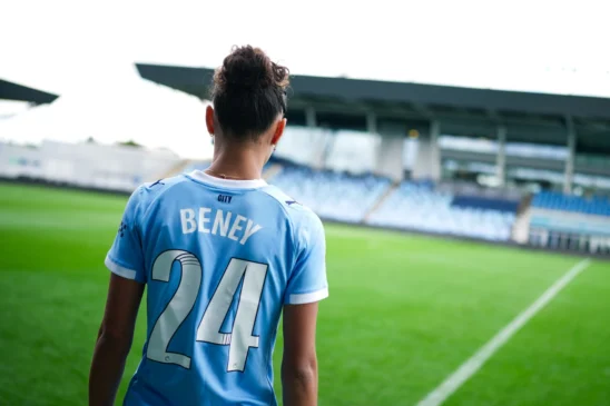 Iman Beney se convierte en la primera estrella suiza del City. La jugadora posa en el Joie Stadium con el dorsal 24 a la espalda.