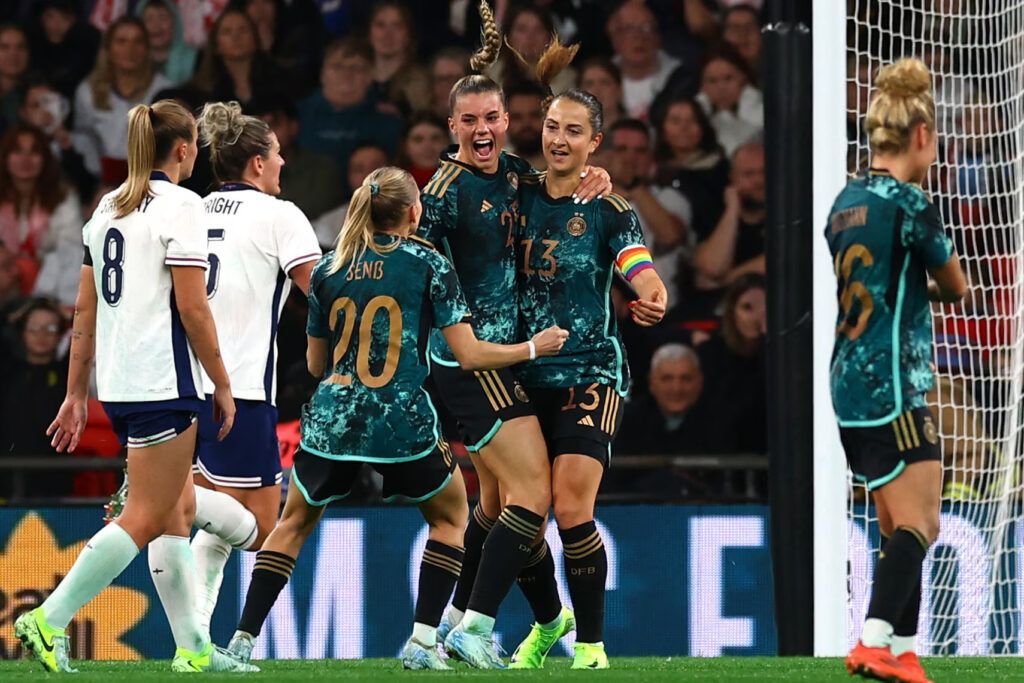 Festival de goles en Wembley. Las jugadoras alemanas celebran el gol de Däbritz.