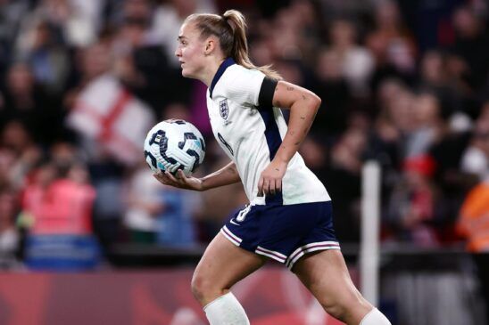 Festival de goles en Wembley. Georgia Stanway recoge el balón tras anotar el 1-3 para Inglaterra.