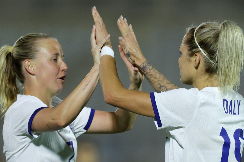 Inglaterra arranca 2024 con victoria. Beth Mead choca las manos con Rachel Daly tras uno de los goles de la noche.