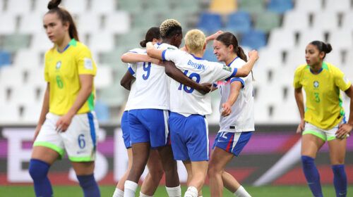 Las Young Lionesses clasifican a octavos pese a la derrota.