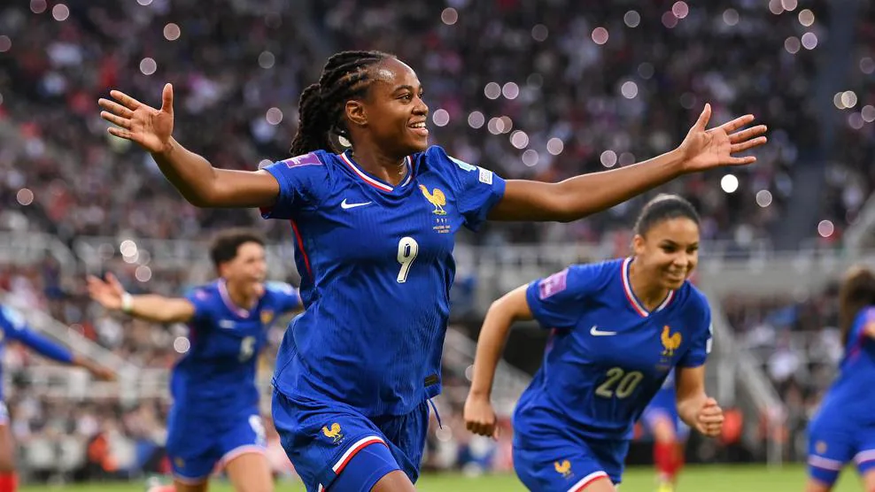 Importante victoria de Francia en Inglaterra (Grupo A: jornada 3). Katoto celebra el gol de la victoria en Newcastle.