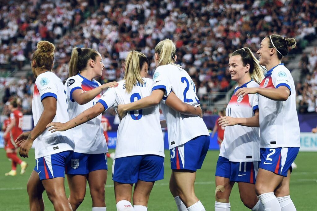 Las Lionesses sellan su lugar en cuartos de final con una contundente victoria. Las jugadoras inglesas celebran uno de los goles de la noche.