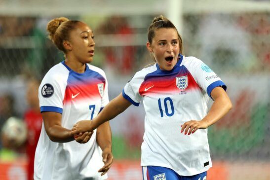 Las Lionesses sellan su lugar en cuartos de final con una contundente victoria. Lauren James y Ella Toone celebran uno de los goles de la noche.
