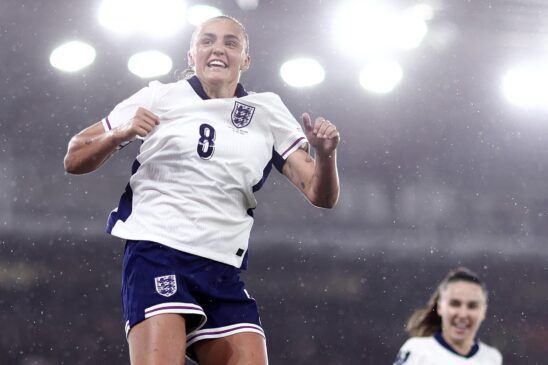 Francia, Islandia y Dinamarca logran el pase (Grupo A: jornada 5). Georgia Stanway celebra el segundo gol de Inglaterra ante la atenta mirada de Niamh Charles.