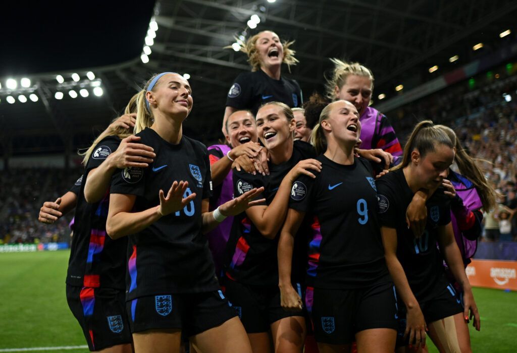 Las siete vidas de las Lionesses. Las jugadoras inglesas celebran el pase a la final de la Eurocopa 2025 mientras Chloe Kelly pide calma con sus manos.