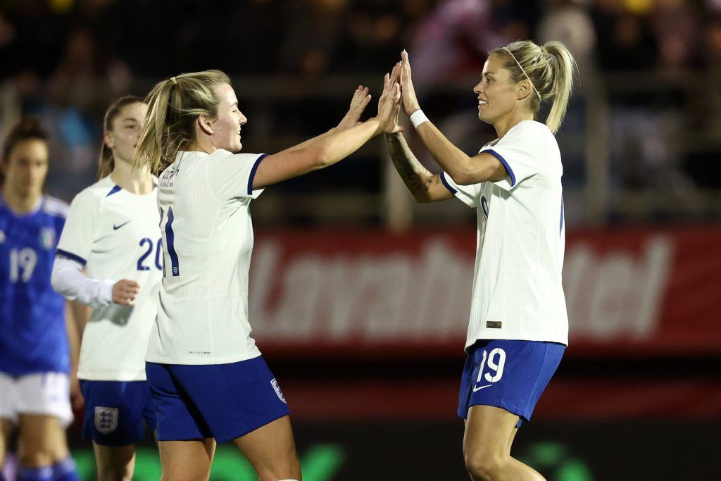 Las Lionesses siguen goleando. Lauren Hemp choca las manos con Rachel Daly tras anotar el quinto gol de la jornada.