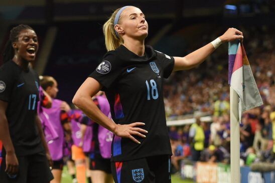 Las siete vidas de las Lionesses. Chloe Kelly, apoyada en el banderin de córner, celebra a lo Thierry Henry el gol que les dio el billete a la final de la Eurocopa.