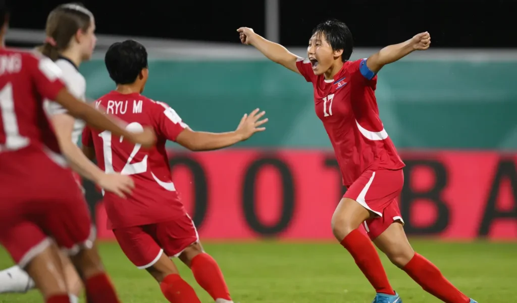 Corea del Norte firma el pase perfecto. Ri Kuk-Hyang celebra el tercer tanto de las norcoreanas.