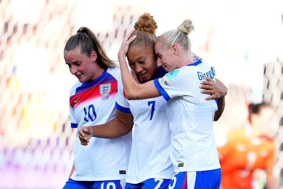 Inglaterra reaviva sus esperanzas de defender el título. Alex Greenwod y Ella Toone abrazan a Lauren James tras anotar uno de sus dos tantos de la tarde.