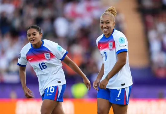 Inglaterra reaviva sus esperanzas de defender el título. Lauren James sonríe ante la atenta mirada de Jess Carter.