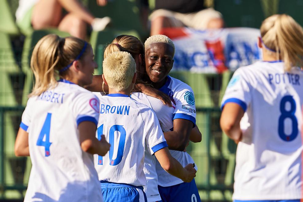 Inglaterra arranca el europeo sub 19 a la remontada. Princess Ademiluyi celebra uno de los dos goles de las inglesas abrazando a sus compañeras.