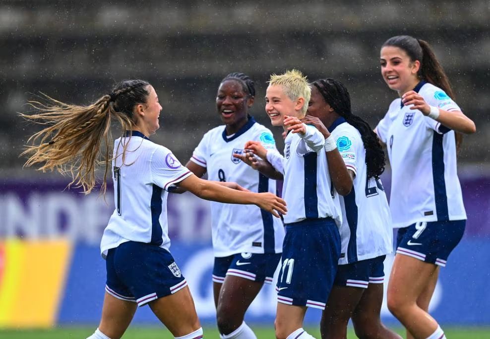 Arranca la Euro sub 17 con victoria inglesa. Lola Brown, autora del tercer tanto, recibe el abrazo de varias de sus compañeras.