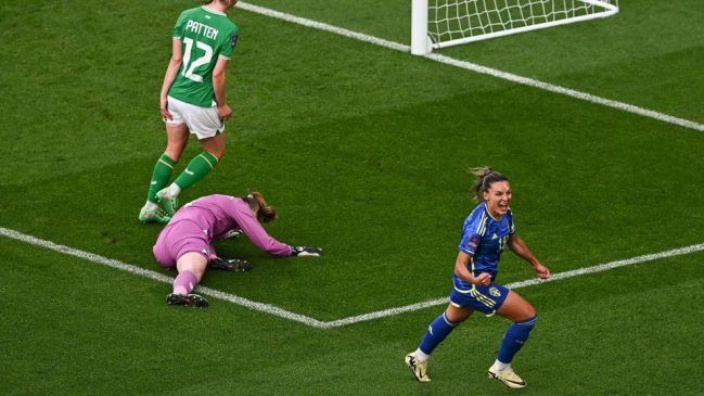 Importante victoria de Francia en Inglaterra (Grupo A: jornada 3). Johanna Rytting Kaneryd celebra uno de los goles de Suecia frente a Irlanda.