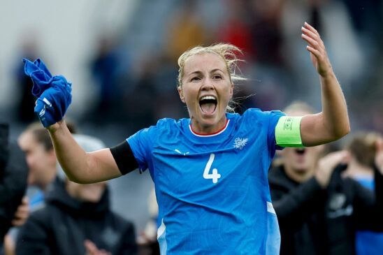 Francia, Islandia y Dinamarca logran el pase (Grupo A: jornada 5). Glódís Perla Viggósdóttir, capitana de Islandia, celebra el pase de su selección.