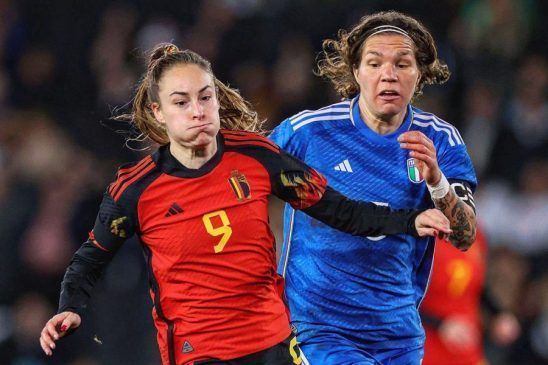 Las red flames protagonizan una victoria agónica. Elena Linari persigue a Tessa Wullaert.