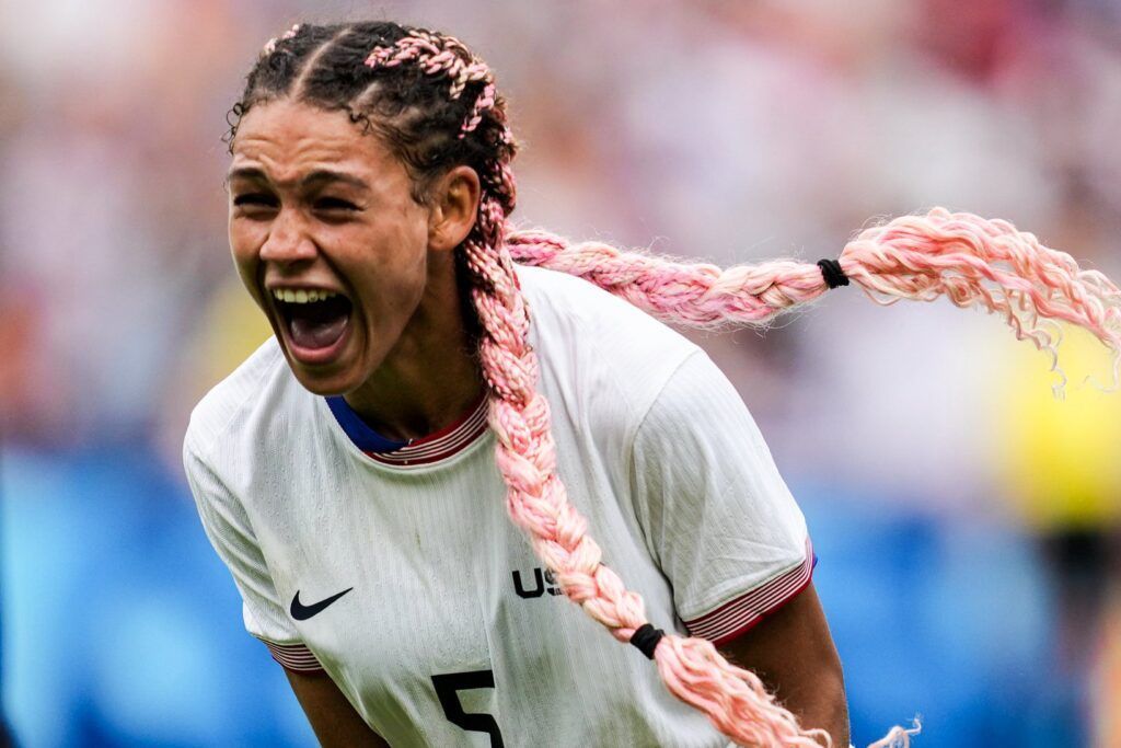 Trinity Rodman sella el pase a semifinales. La jugadora grita en la celebración del gol del triunfo.