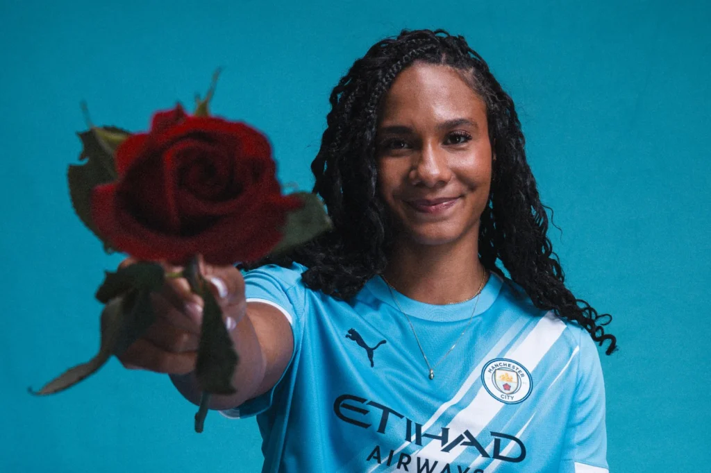 Jade Rose, primer fichaje del City. La jugadora posa con una rosa.