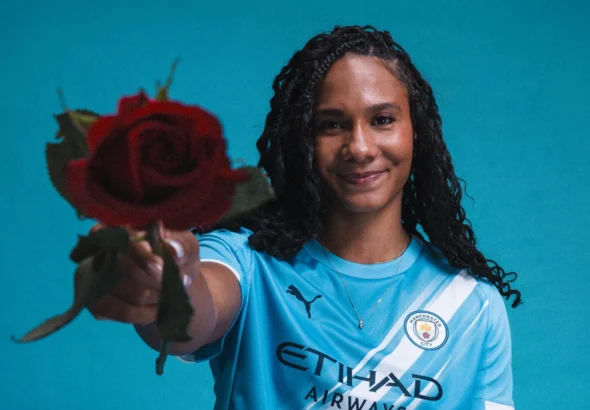 Jade Rose, primer fichaje del City. La jugadora posa con una rosa.