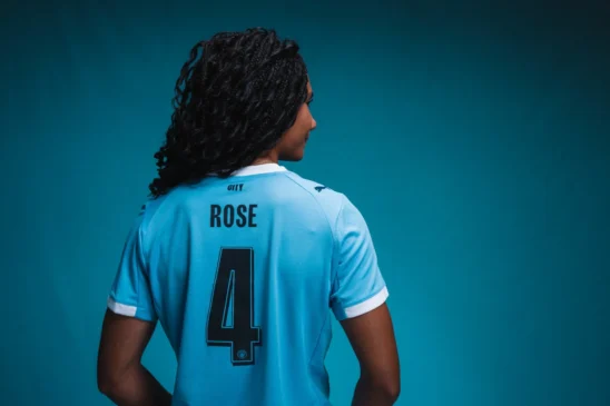 Jade Rose, primer fichaje del City. La jugadora posa de espaldas con su nuevo dorsal.
