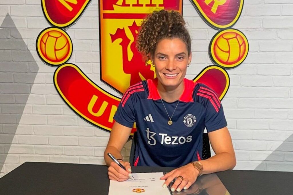 Dominique Janssen, primer fichaje del Manchester United. La neerlandesa posa mientras firma el contrato con su nuevo club.