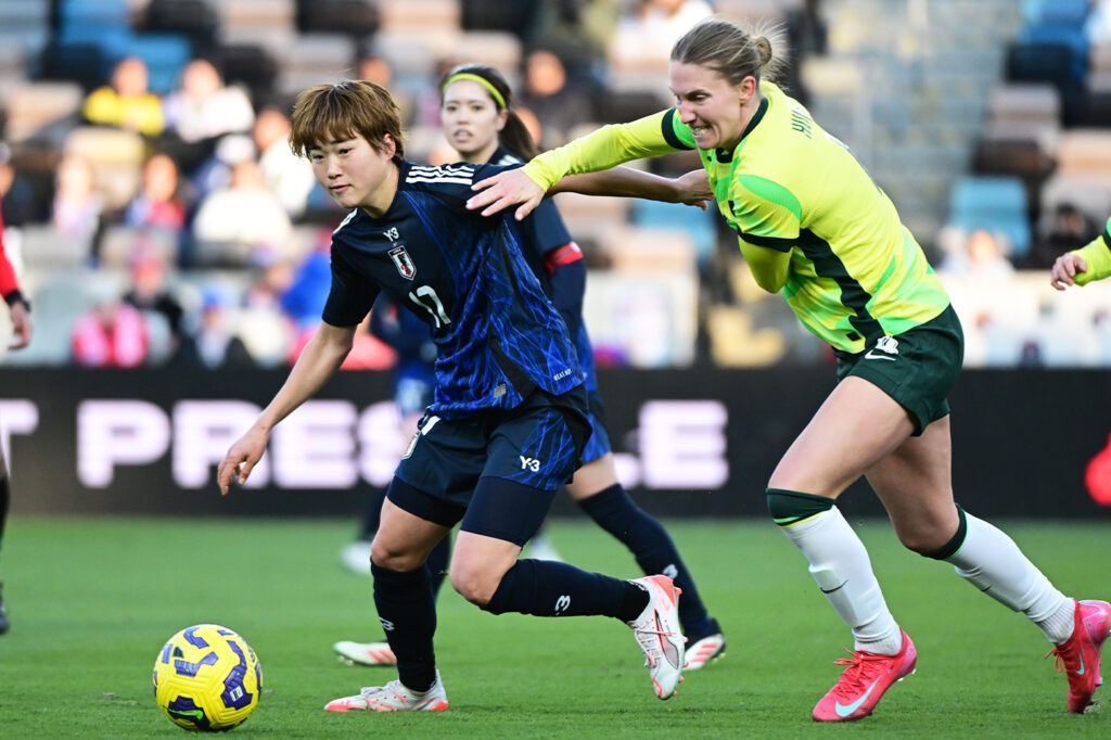 Duro correctivo de las Nadeshiko a las Matildas. Maika Hamano se va de Clare Hunt con la pelota.