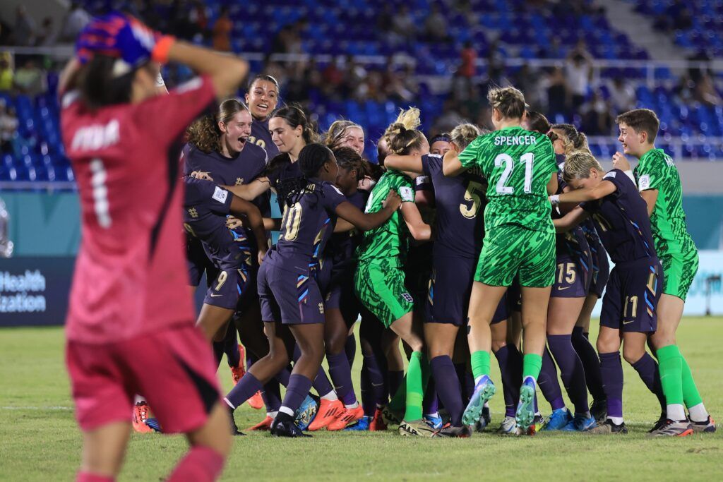 Las Young Lionesses logran la última plaza en los penales. Las jugadoras inglesas celebran el pase a semifinales.