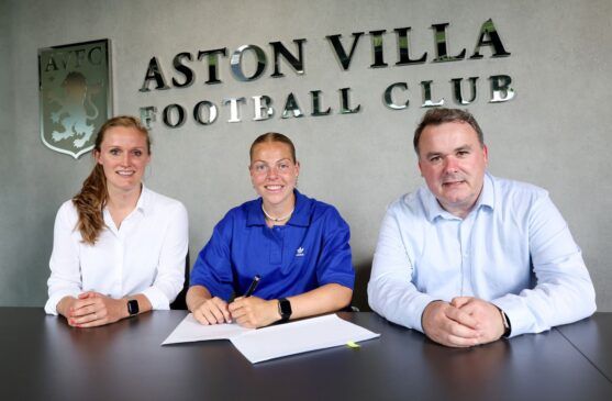 Paula Tomás ya es una villan. Jill Baijings es otro de los fichajes del Aston Villa, que posa mientras firma su contrato.