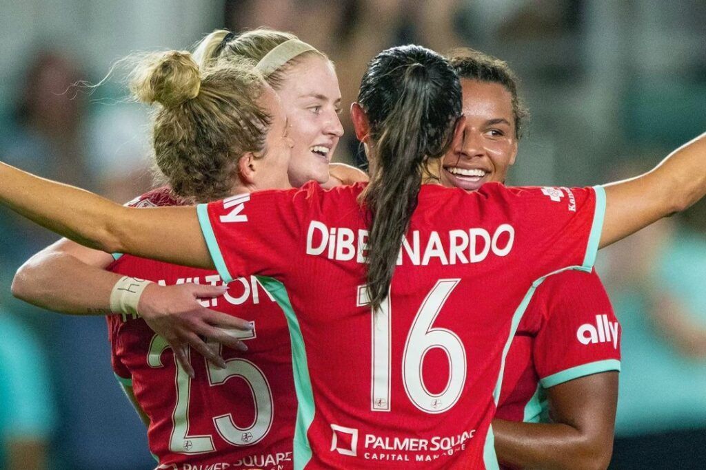 KC Current será el rival del Atleti en la final de The Women's Cup. Varias jugadoras de KC se abrazan tras el gol de Michelle Cooper.
