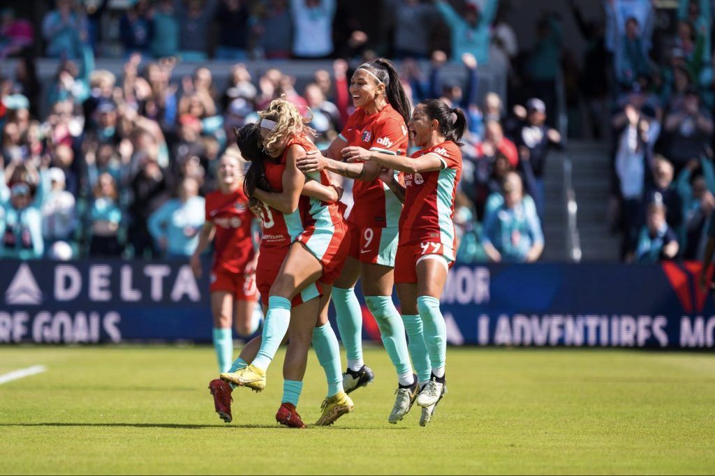 Festival de goles para arrancar la temporada (NWSL: jornada 1). Las jugadoras de KC Current celebran uno de los 5 goles de la tarde.