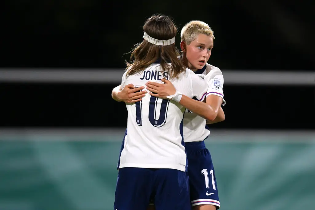 Las Young Lionesses arrancan con victoria el mundial. Vera Jones abraza a Lola Brown tras anotar el primer gol para las inglesas.