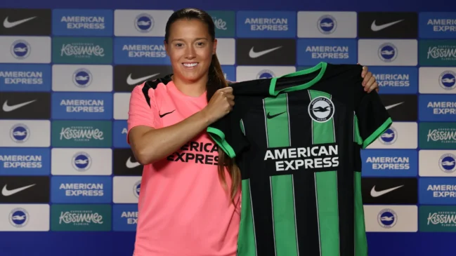 Kirby emprende el vuelo a Brighton. La jugadora posa con la segunda equipación de su nuevo equipo.