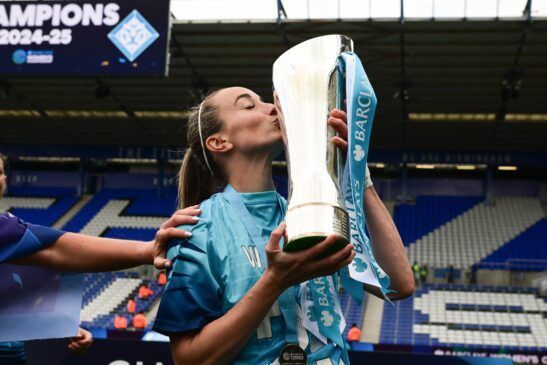 Las London City Lionesses logran un ascenso histórico a la WSL. Asllani, capitana del equipo, besa el trofeo.