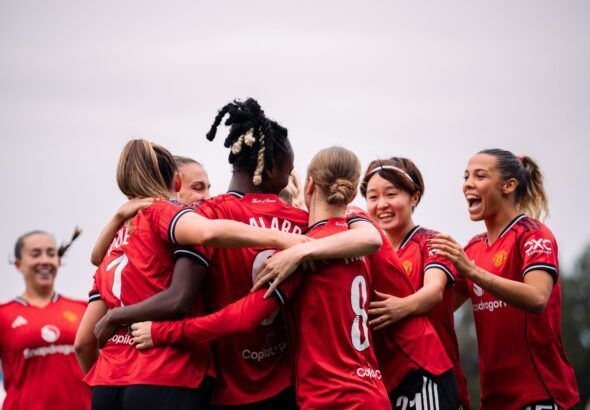 El United mantiene el liderato con una nueva goleada.