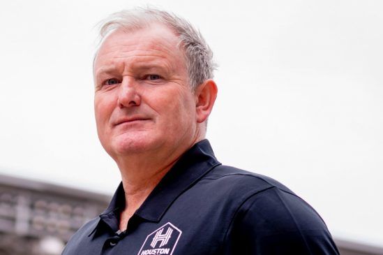 Sam Laity posa en el PNC Stadium tras ser presentado como nuevo entrenador de Houston Dash.