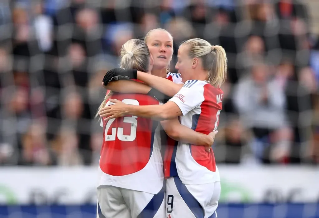 Maanum vuelve a dar la cara por el Arsenal. Alessia Russo y Beth Mead abrazan a Frida Maanum tras anotar el gol del triunfo para las gunners.