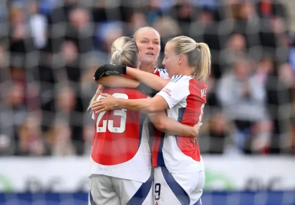 Maanum vuelve a dar la cara por el Arsenal. Alessia Russo y Beth Mead abrazan a Frida Maanum tras anotar el gol del triunfo para las gunners.