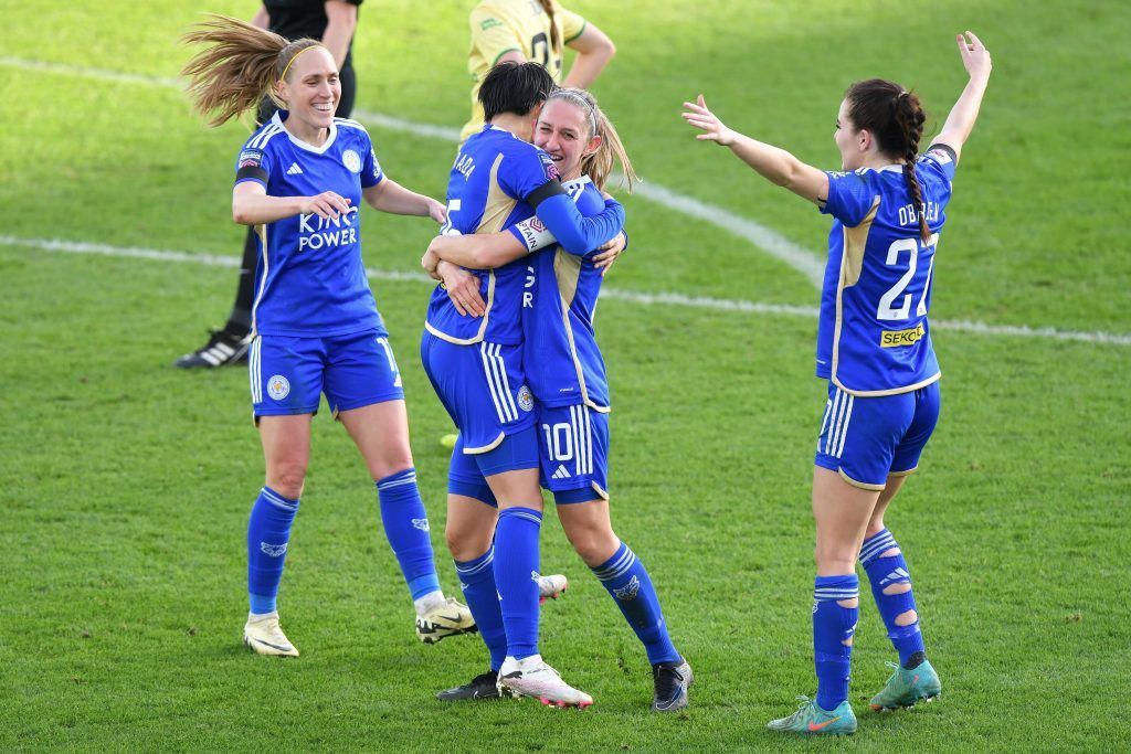 Contundente remontada de las foxes. Whelan abraza a Takarada mientras Cayman y O'Brien corren a felicitarla.