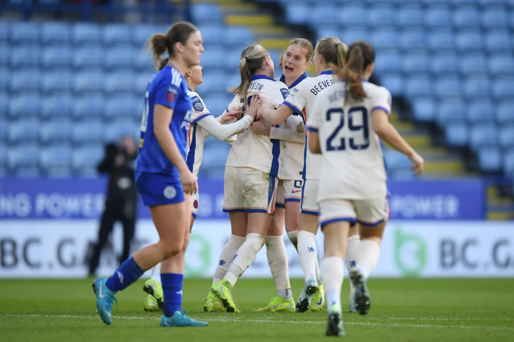 Las foxes frenan la racha del Chelsea. Wieke Kaptein celebra el gol del empate con sus compañeras.