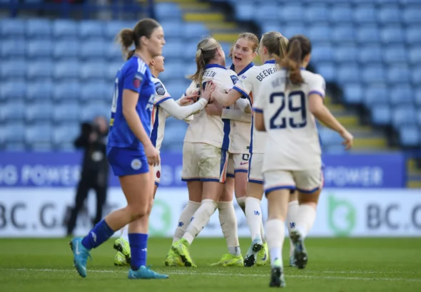 Las foxes frenan la racha del Chelsea. Wieke Kaptein celebra el gol del empate con sus compañeras.
