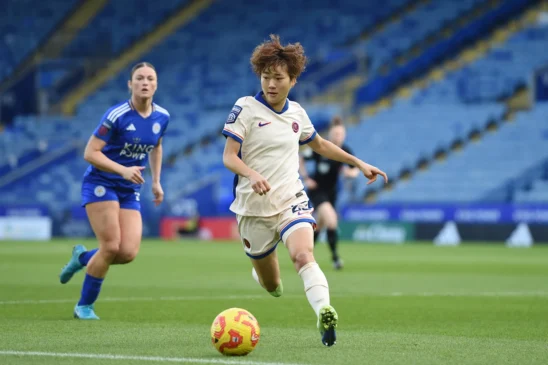 Las foxes frenan la racha del Chelsea. Maika Hamano se lleva el balón ante la atenta mirada de Ruby Mace.