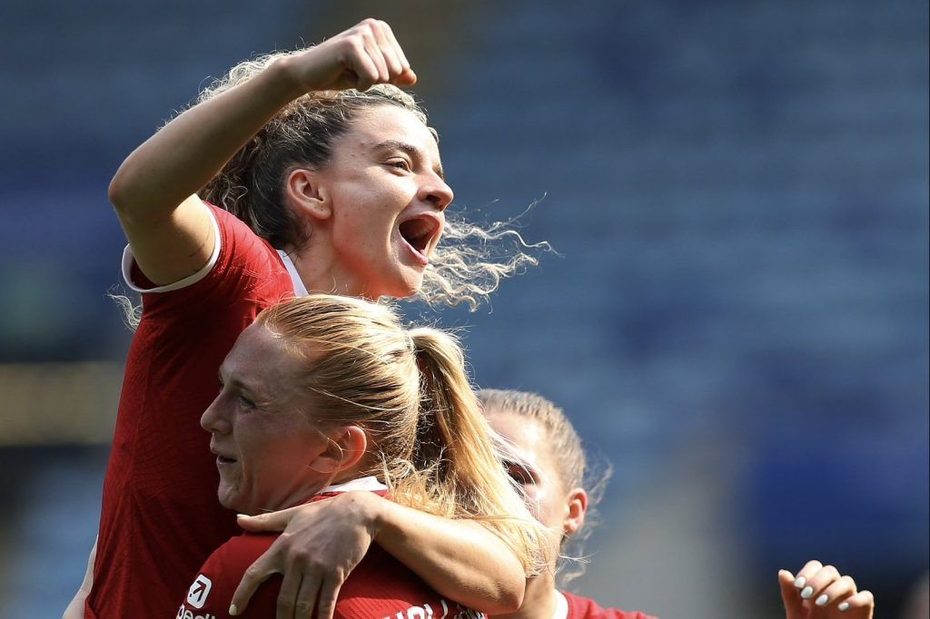 Kiernan pone el broche de oro a la temporada de las reds. Ceri Holland recoge en volandas a la irlandesa en la celebración de su segundo tanto.