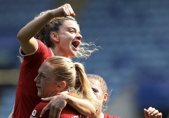 Kiernan pone el broche de oro a la temporada de las reds. Ceri Holland recoge en volandas a la irlandesa en la celebración de su segundo tanto.