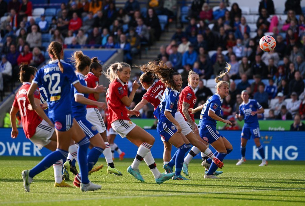 El Leicester se le atragantó al United. Parris anota de cabeza entre una maraña de jugadoras de ambos equipos.