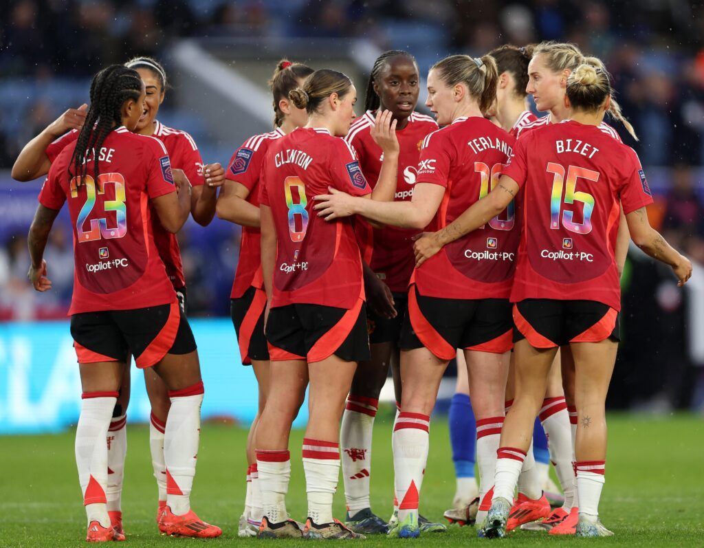 El United volvió a la senda del triunfo. Las jugadoras celebran el gol de Elisabeth Terland.